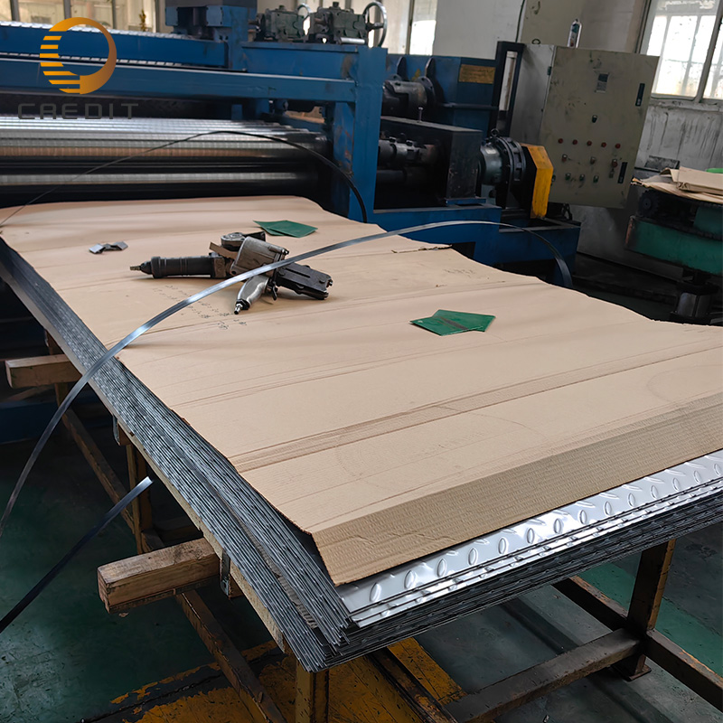 892ee43e-2467-4007-947a-4d59bd045b30_linea_diProduzione_per_Piastre_Antiscivolo_con_Macchina_per_Stampaggio_a_Rilievo_Stazione_di_Lavoro.jpg